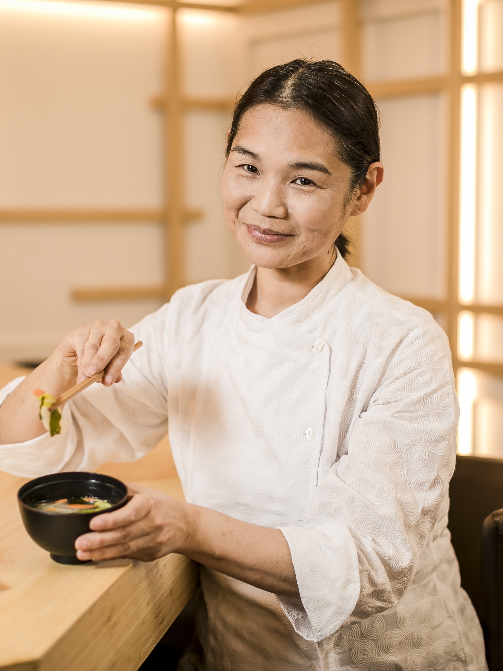 Maior nome da culinária japonesa no Brasil foi criada entre sushi e feijão  - 19/10/2022 - UOL Nossa