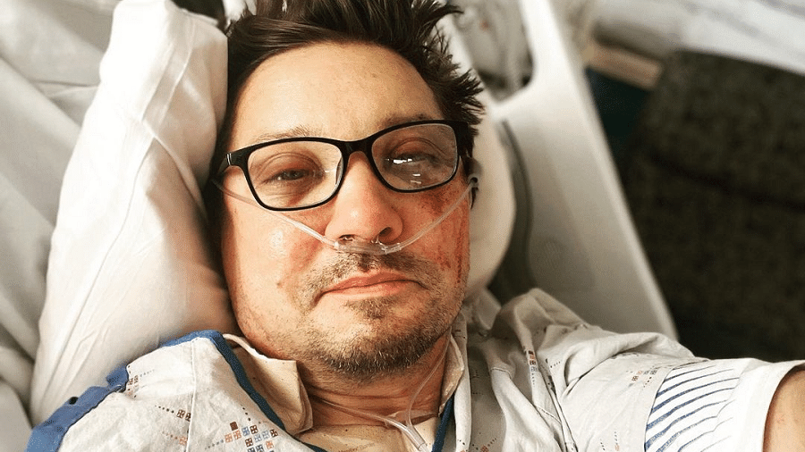 Jeremy Renner posta foto do hospital após grave acidente com máquina na neve - Divulgação/Instagram