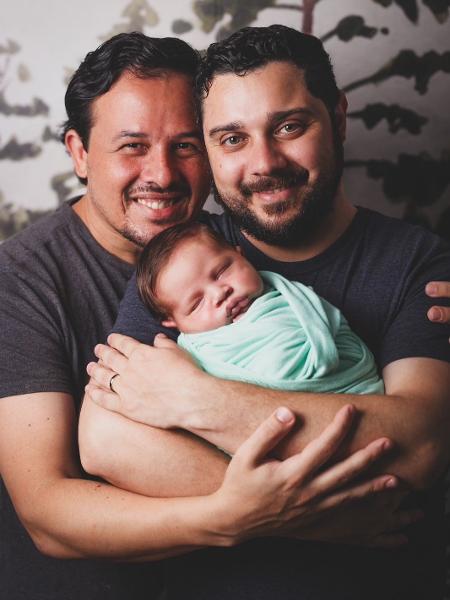 Rafael, Tadeu - o bebê - e Tauã; eles fizeram o processo de barriga de aluguel na Colômbia via agência