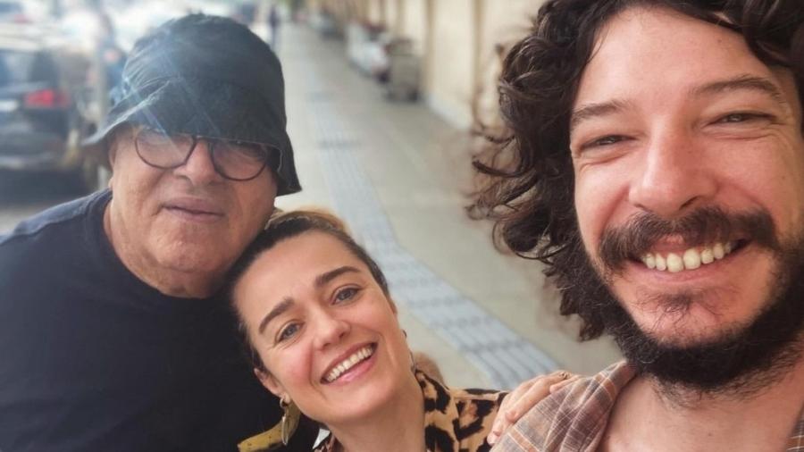 Karine Carvalho mostrou uma foto ao lado do músico e do diretor 