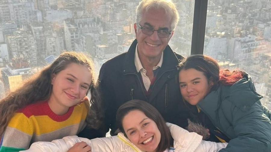 Bianca Rinaldi posta foto ao lado do marido e das filhas gêmeas - Reprodução/Instagram