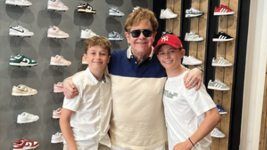 Elton John e seus filhos em uma loja em Nice, Franca