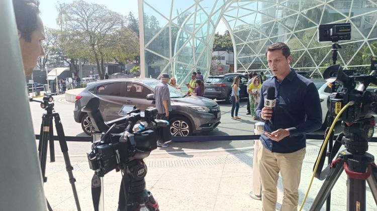 Cobertura reforçada e com policiamento na entrada do Hospital Albert Einstein, em SP