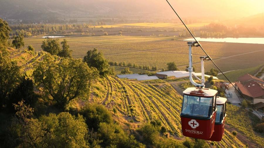 A visita à Viña Santa Cruz, perto da capital, inclui até passeio em teleférico