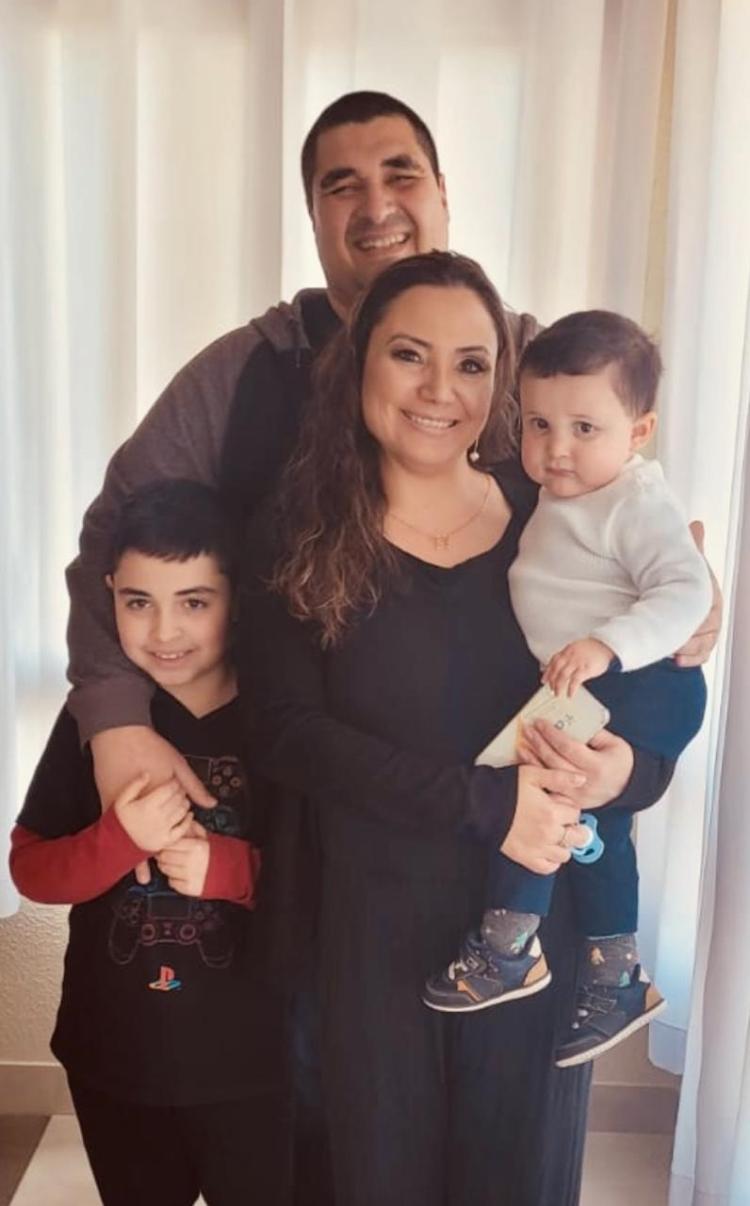 Davi com o pai, a mãe e o irmão