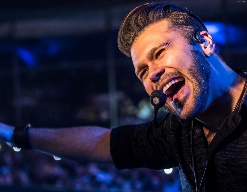 Marcos, da dupla com Belutti, não é um dos mais 'topetudos', mas também curte aparecer com o penteado no capricho - Site oficial Marcos e Belutti