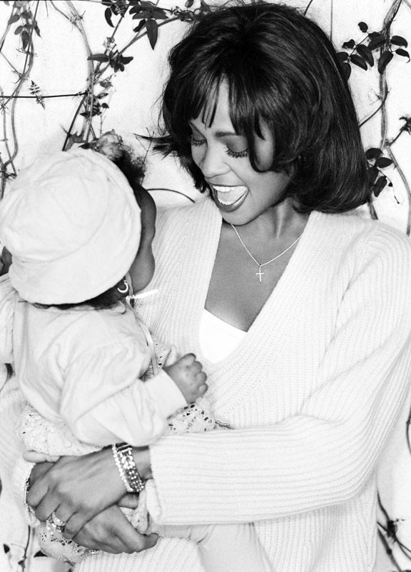 Whitney Houston com a filha, Bobbi Kristina Brown, no colo