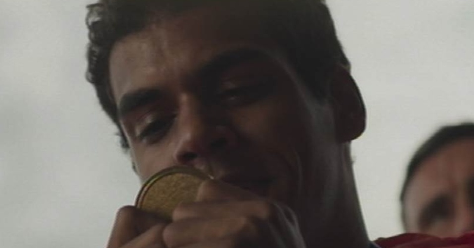 28.ago.2015 - Apoiado por Sergio (Claudio Lins), Ivan (Marcelo Mello Jr.) ganha medalha em competição de natação