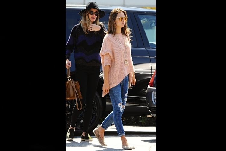 Slip-on: Alessandra Ambrósio - Grosy Group