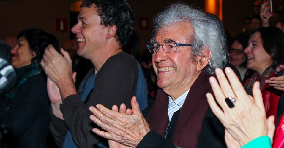 5.set.2015 - Juca de Oliveira aplaude após o espetáculo. Depois de 25 anos longe dos palcos, Tarcísio Meira volta a atuar na peça "O Camareiro", no Teatro Porto Seguro, em São Paulo.