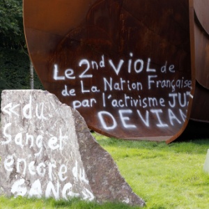 A obra "Dirty Corner", de Anish Kapoor, apelidada como "vagina da rainha" foi alvo de vandalismo no Palácio de Versalhes, na França - François Guillot/AFP Photo