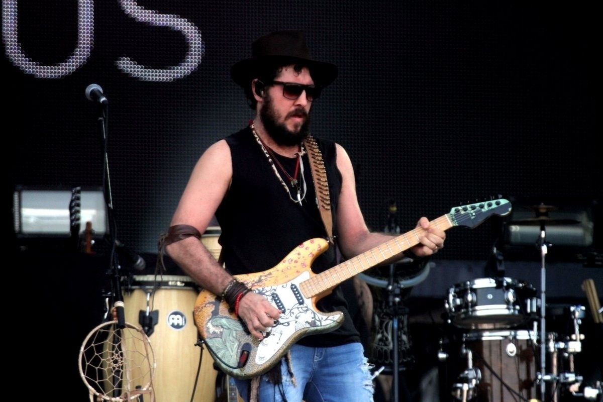 27.set.2015 - A banda Suricato, que convidou Raul Midón, abre o palco Sunset do último dia de shows do festival Rock in Rio 2015. - Foto Rio News