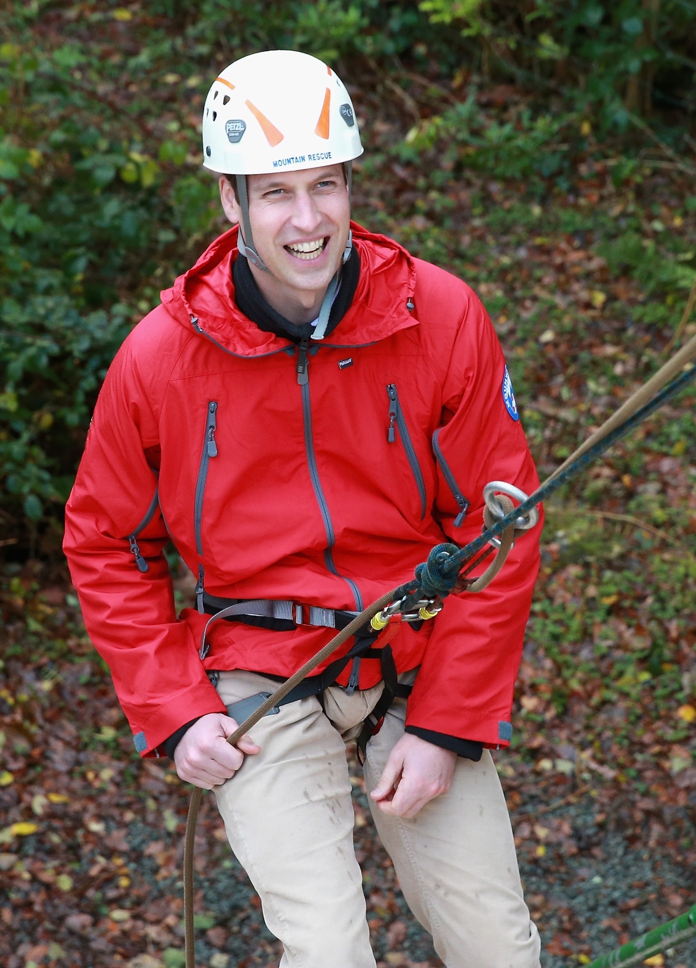 20.nov.2015 - Píncipe William pratica rapel durante visita do casal real britânico a instituições de caridade da região norte do Reino Unido - Getty Images
