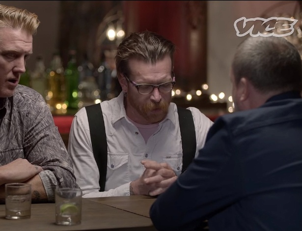 Os músicos Josh Homme e Jesse Hughes e o jornalista Shane Smith durante entrevista - Reprodução/Vice