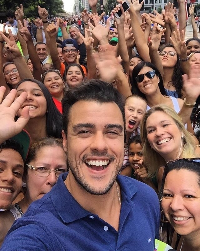 25.jan.2016 - Joaquim Lopes fez a festa dos paulistanos ao gravar reportagem sobre os 462 anos da cidade na Avenida Paulista para o "Video Show" nesta segunda-feira (25) - Reprodução/Instagram/joaquimlopes_2