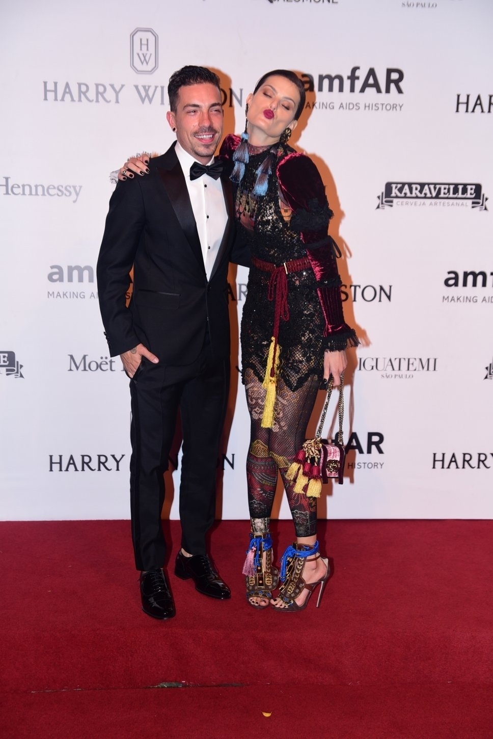 15.abr.2016 - Isabeli Fontana e Di Ferrero chegam ao baile beneficente da amfAr em São Paulo - Léo Franco e Denilson Santos/AgNews