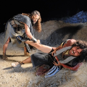 Corá (Vitor Hugo) ataca Natan (Paulo Vilela) em "Os Dez Mandamentos - Nova Temporada" - Munir Chatack/Record - Munir Chatack/Record