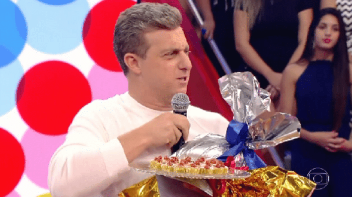 3.set.2016 - A mulher Angélica prestou uma homenagem aos 45 anos do marido, o apresentador Luciano Huck, durante o "Caldeirão do Huck", da Globo, exibido na tarde deste sábado (3) - Reprodução/TV Globo