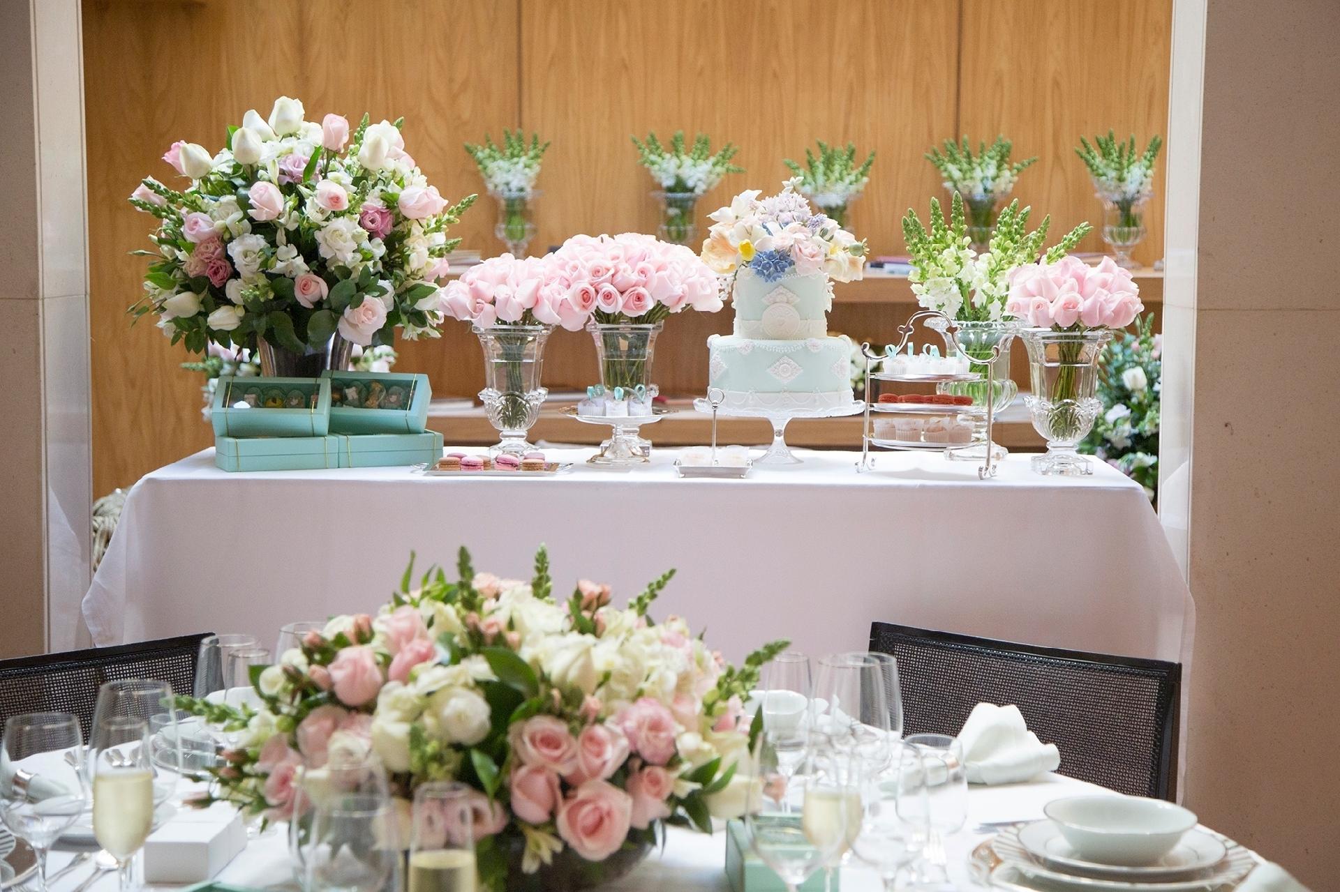 Festas que comemoram a união civil podem ser realizadas em restaurantes, salões de festa ou até na casa dos próprios noivos. A escolha do local vai depender do número de convidados e do horário da celebração. Para este tipo de casamento, o mais comum é a comemoração diurna (almoço ou fim de tarde) - Maíra Preto/ Divulgação