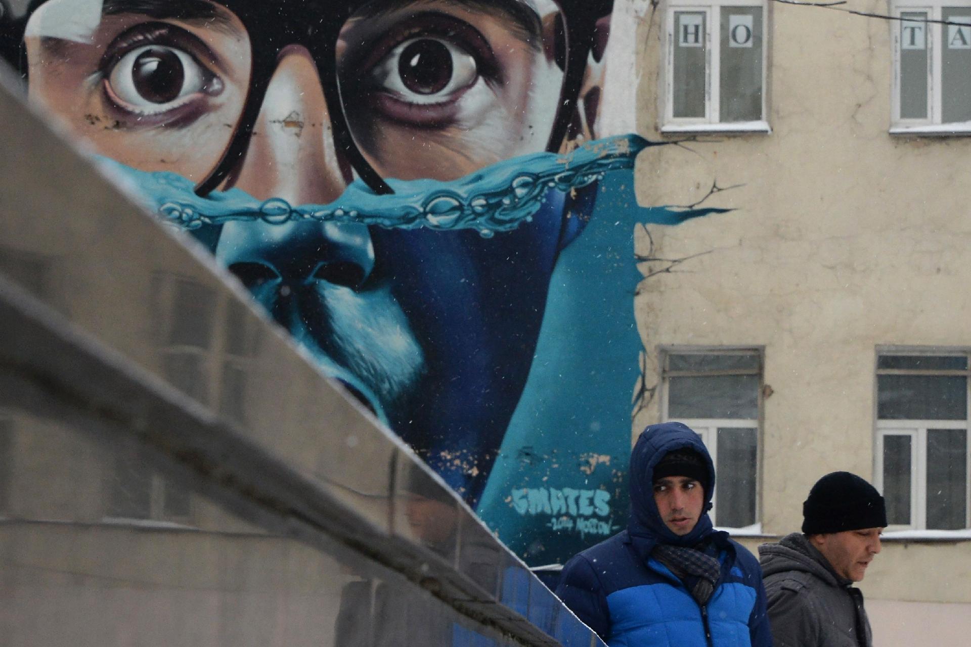 A imagem mostra um detalhe da obra do belga Smates em Moscou - VASILY MAXIMOV/AFP