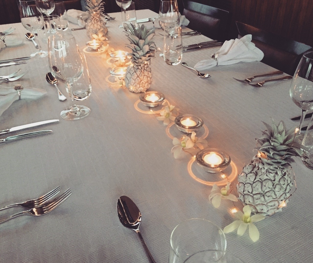 "Em uma outra data especial, foi pedido um jantar tropical, porém clássico. Como estávamos em Fiji, fiz o famoso Diner Le Blanc tropical - por conta disso os abacaxis estao pintados de branco. Também sugeri que todos se vestissem de branco", explica Sabrina - Arquivo pessoal