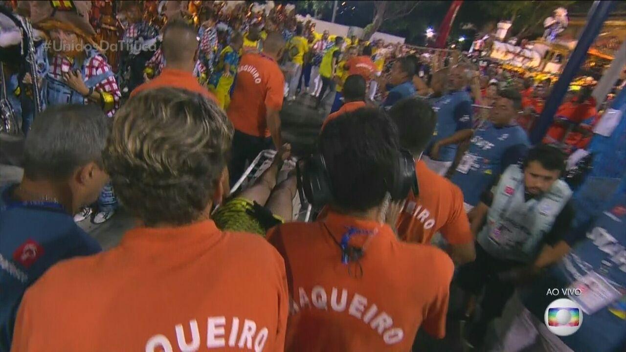 Integrante da Unidos da Tijuca é atendida após acidente em carro alegórico - Reprodução/TV Globo