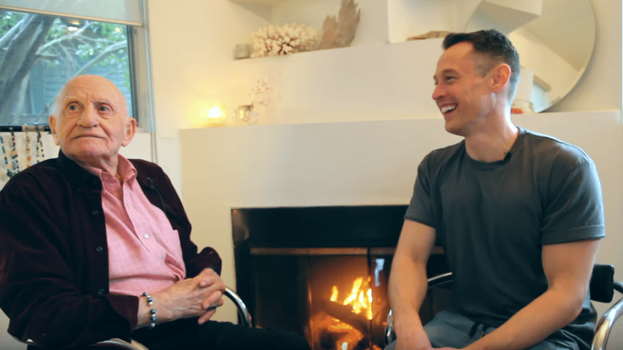 Roman assumiu ser gay aos 95 anos, em uma entrevista para o youtuber Davey Wavey - Reprodução/YouTube