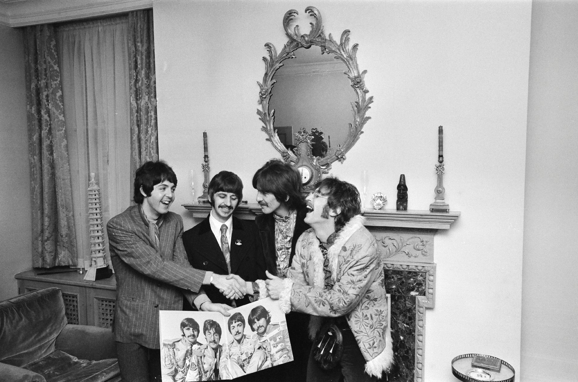 19.mai.1967 - Os Beatles celebram a finalização de seu oitavo álbum, "Sgt Pepper's Lonely Hearts Club Band", com uma entrevista coletiva na casa do empresário Brian Epstein, em Londres. O disco chegou às lojas no dia 1º de junho - Sunday People/Mirrorpix/Mirrorpix via Getty Images