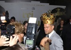 Em So Paulo, Charlie Hunnam usa coroa para divulgar novo 