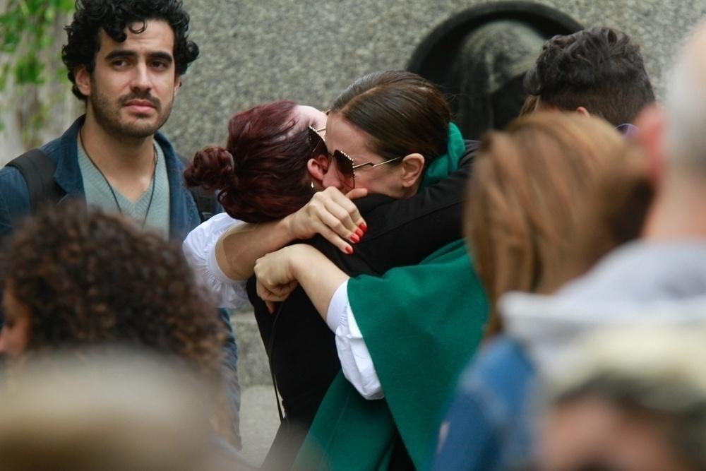 "Hoje o Brasil acordou mais cinza e triste, perdemos nosso amado, meu irmão, companheiro na vida e na arte Marcus Tumura, estamos sem ar, devastados", escreveu Claudia Raia em suas redes lamentando a perda do parceiro em vários musicais. A atriz foi consolada pela amiga Fernanda Souza - Amauri Nehn/Brazil News