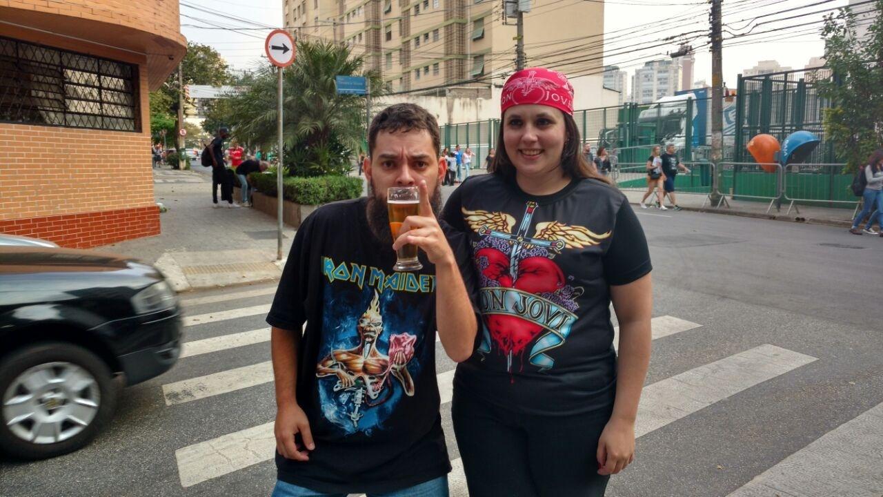 O casal Thiago e Helena, que deixaram o filho de 1 aninho em Curitiba para ver Bon Jovi no São Paulo Trip - Renata Nogueira/UOL