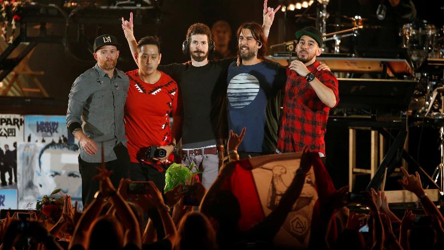 Integrantes do Linkin Park: Farrell, Hahn, Delson, Bourdon e Shinoda, agradem ao público em Los Angeles - REUTERS/Mario Anzuoni
