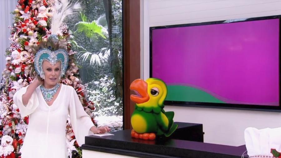 Ana Maria Braga apareceu com penas de pavão no "Mais Você" - Reprodução/TV Globo