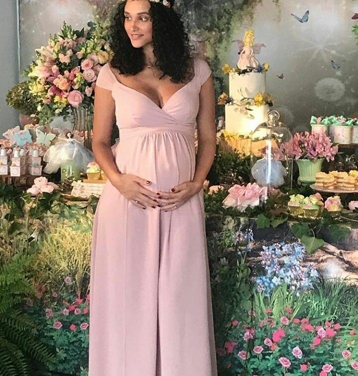 O tema do chá de Bella foi inspirado nos contos de fada e Débora Nascimento entrou no clima, com vestido rosa e coroa  - Reprodução/Instagram