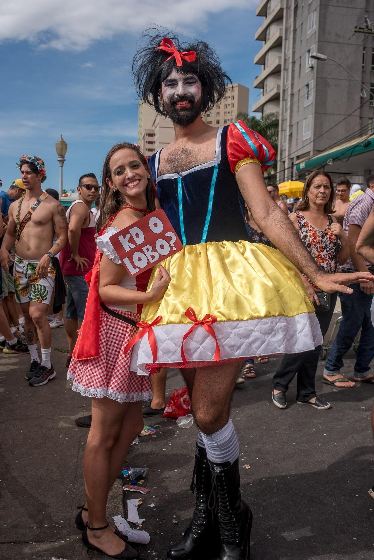 Em Belo Horizonte, o bloco Corte Devassa teve fantasias caprichadas, como esta Branca de Neve e atraiu público de todas as idades nesta segunda (12) - Nereu Jr/UOL