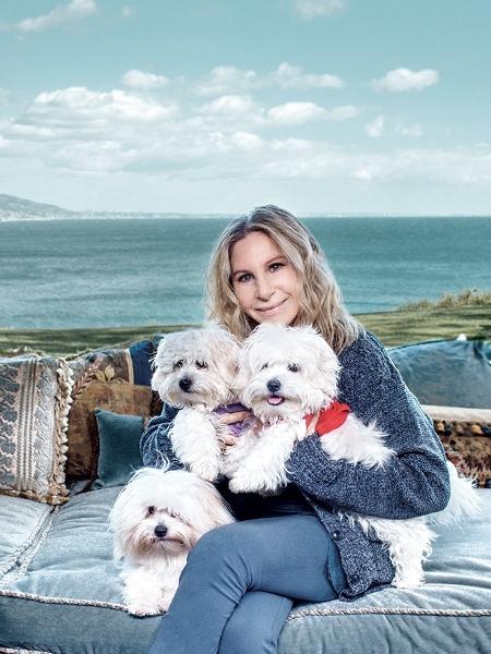Barbra Streisand posa com suas cachorras -- duas das quais são clones -- para a revista "Variety" - Reprodução/Variety