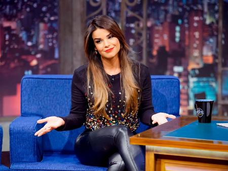 Mari Antunes, do Babado Novo, no "The Noite" com Danilo Gentili - Gabriel Cardoso/SBT