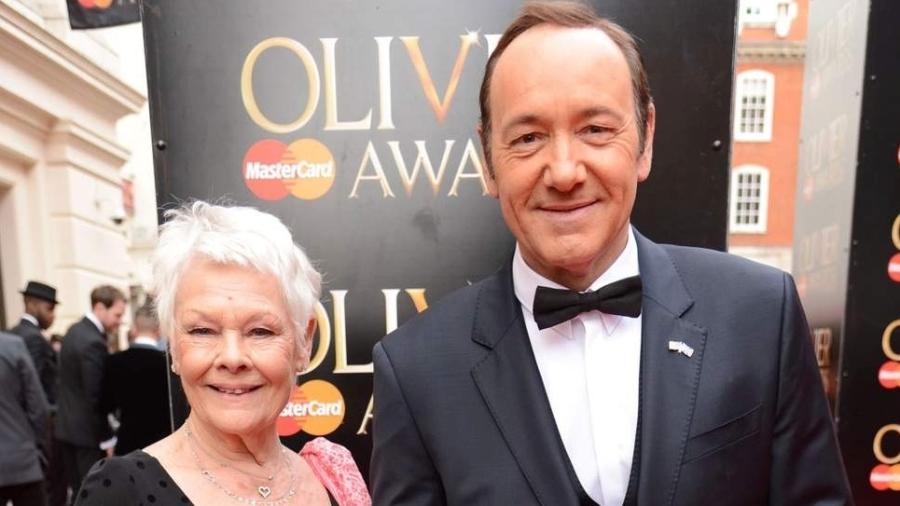Judi Dench posa com Kevin Spacey - Rex Features