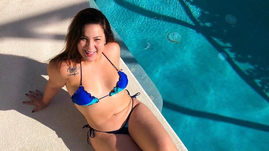 Cacau posa de biquíni à beira de uma piscina em Orlando, nos Estados Unidos  - Reprodução/Instagram/@claudiiaoficial