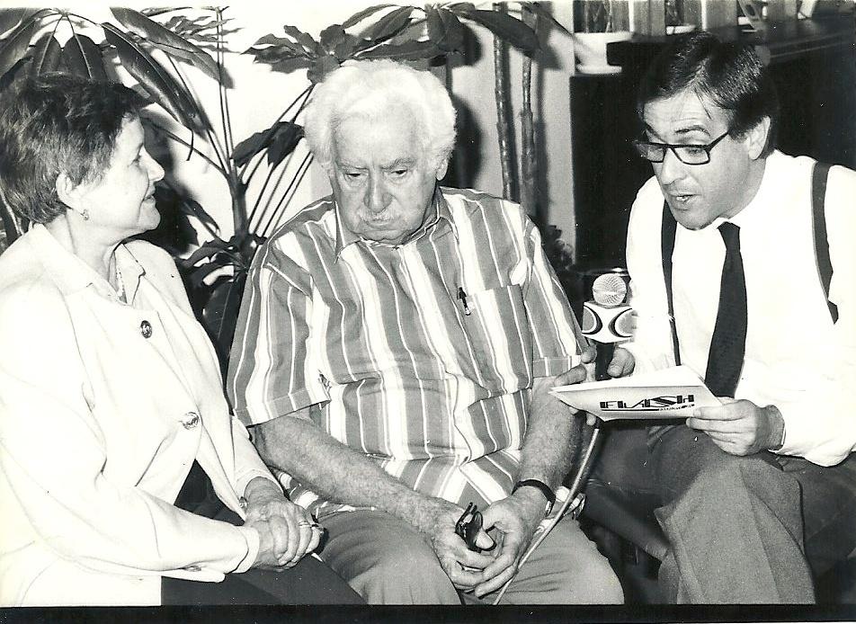 Amaury Jr. completa 40 anos de carreira e foi pioneiro por levar o colunismo social à TV; na imagem, Zélia Gattai ao lado do marido, Jorge Amado, conversa com o apresentador - Imagem/Arquivo Pessoal