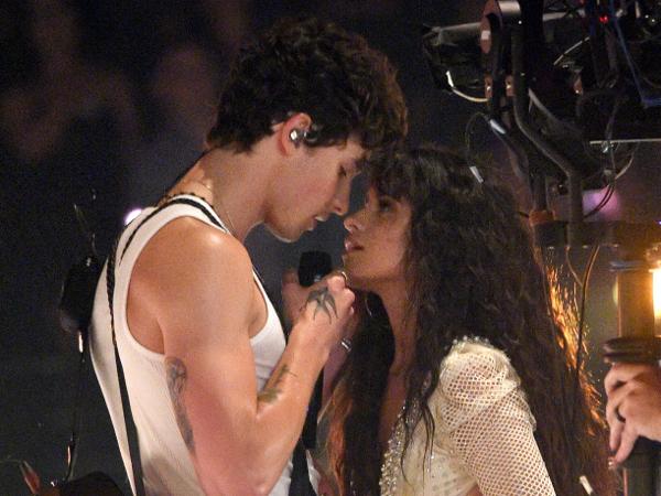 Shawn Mendes e Camila Cabello durante performance no VMA 2019, da MTV