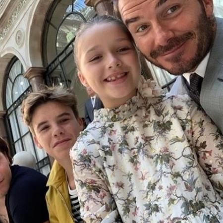 Beckham com os filhos no desfile da mulher, Victoria - Reprodução/Instagram