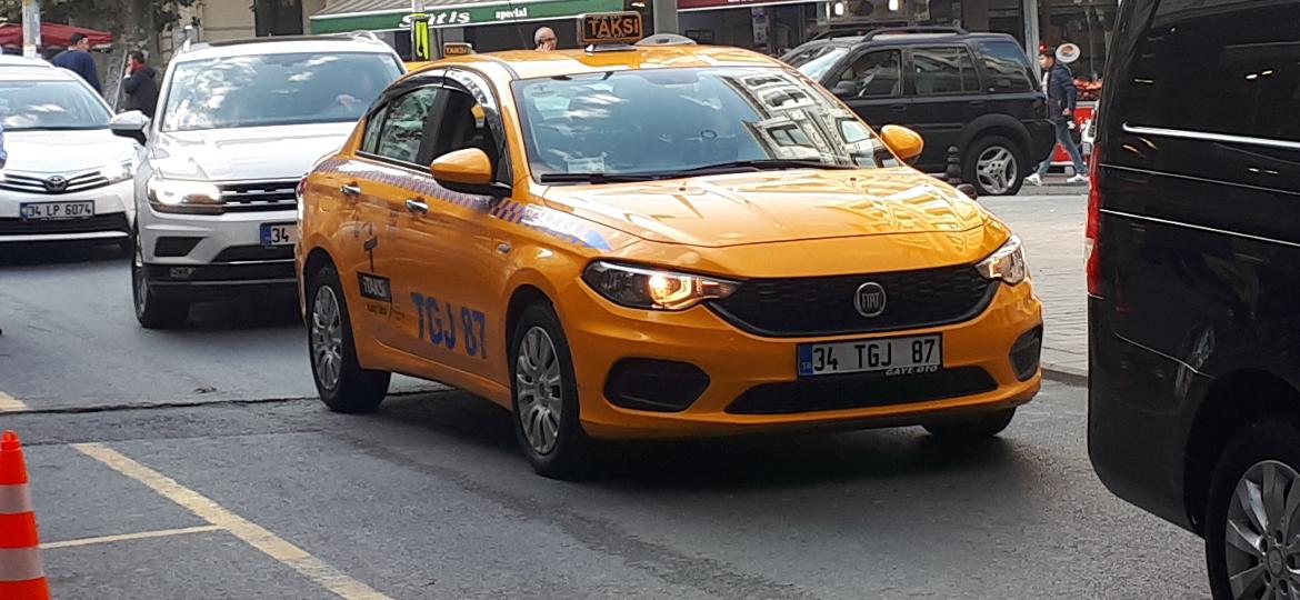 Pode ser táxi ou não: Fiat Egea é sucesso de vendas na Turquia - Vitor Matsubara/UOL