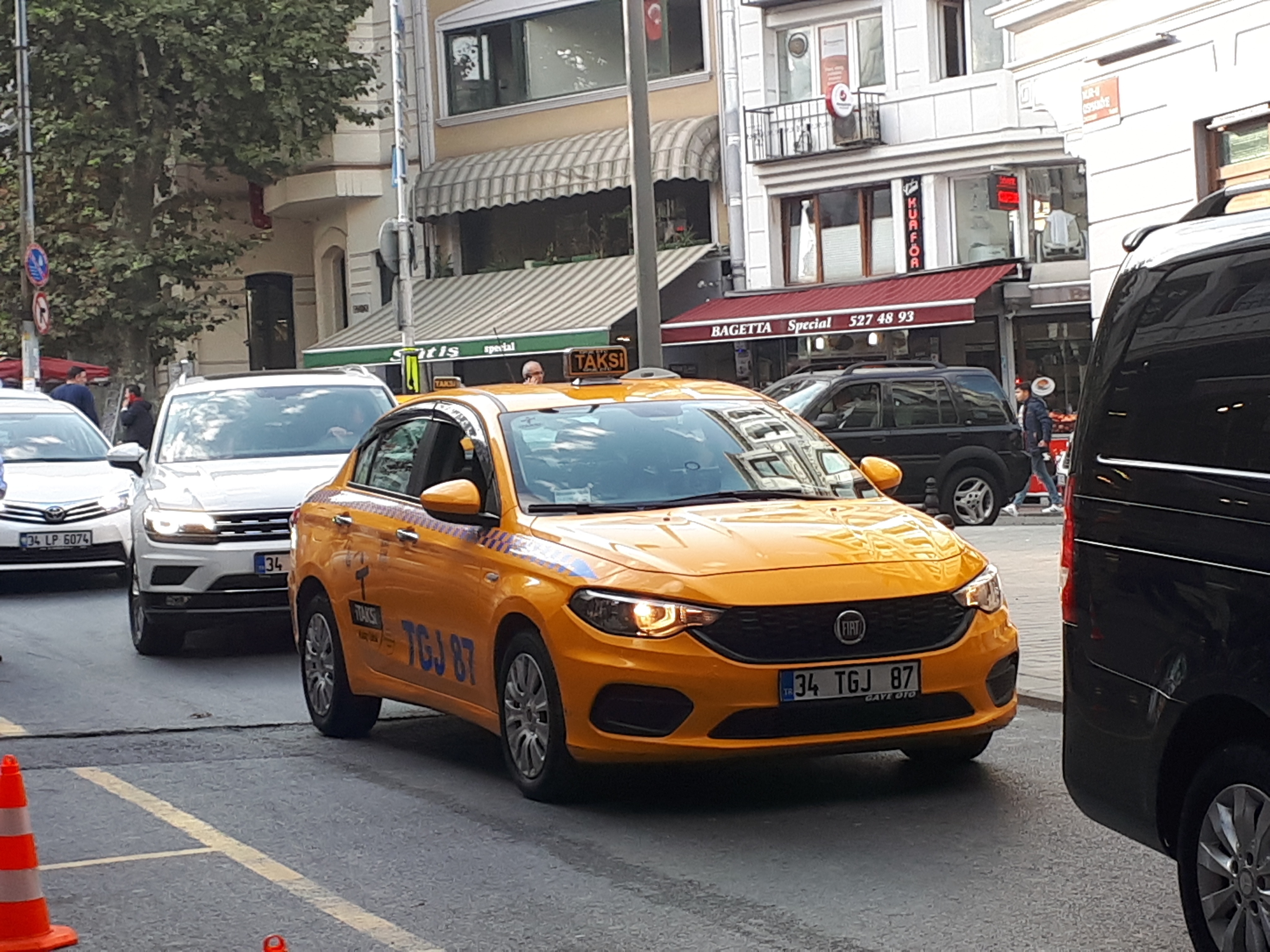 Istambul, Turquia - 02 De Novembro De 2014: Carros De Turismo No