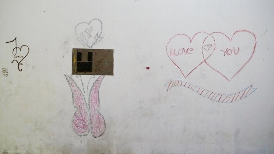 A garota escreveu mensagens e desenhou nas paredes de sua casa - NEBULA MP