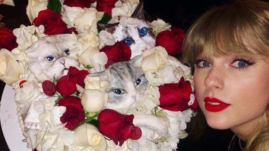 Taylor Swift publica foto do bolo de aniversário enfeitado com flores e gatos - Reprodução/Instagram
