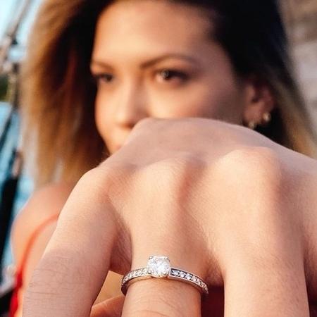 A atriz Vitória Strada mostrou seu anel de noivado com Marcella Rica - Reprodução/Instagram