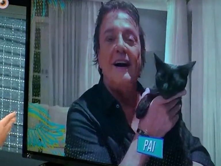 Cantor Fábio Jr. é a sensação do almoço do anjo e da internet