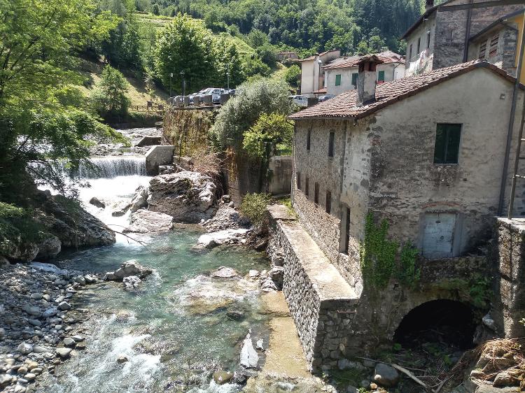 A construção à direita é o antigo moinho de farinha de castanha, construído no ano de 1.700 - Arquivo pessoal - Arquivo pessoal