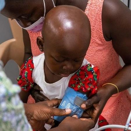 Menina de dois anos com câncer em um hospital em Gana - Divulgação/OMS/Ernest Ankomah